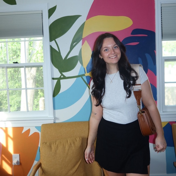 Meet your Posher, Stephanie - Picture 3 of 3